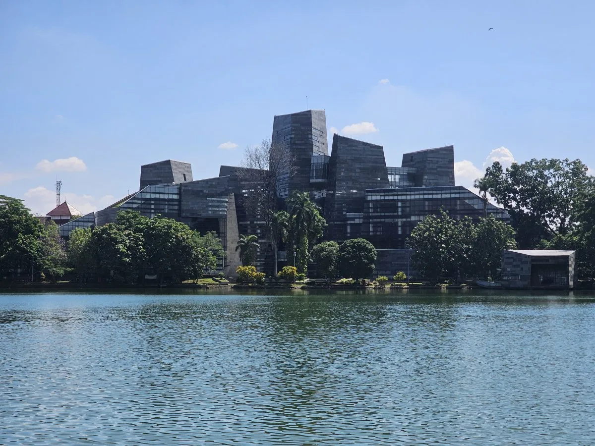 Gedung perpustakaan pusat universitas sebagai sarana penelusuran pustaka ilmiah