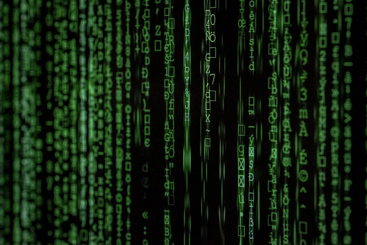 Baris kode pemrograman digital pada layar terminal komputer