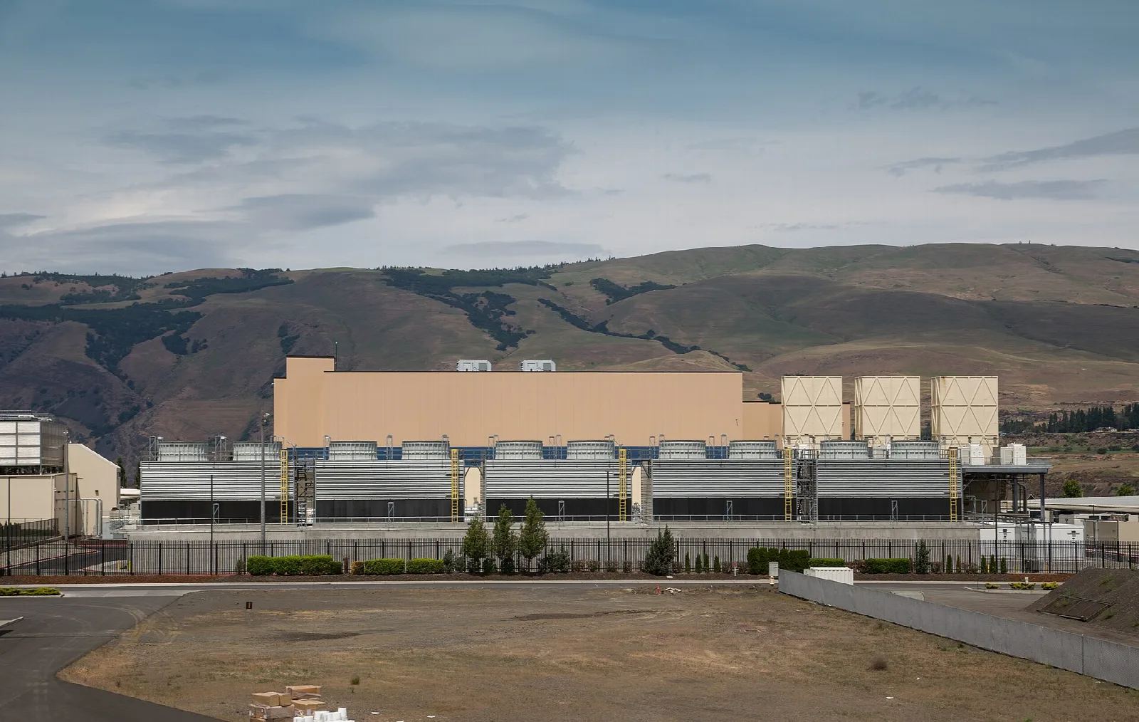 Deretan server di pusat data Google di The Dalles, Oregon