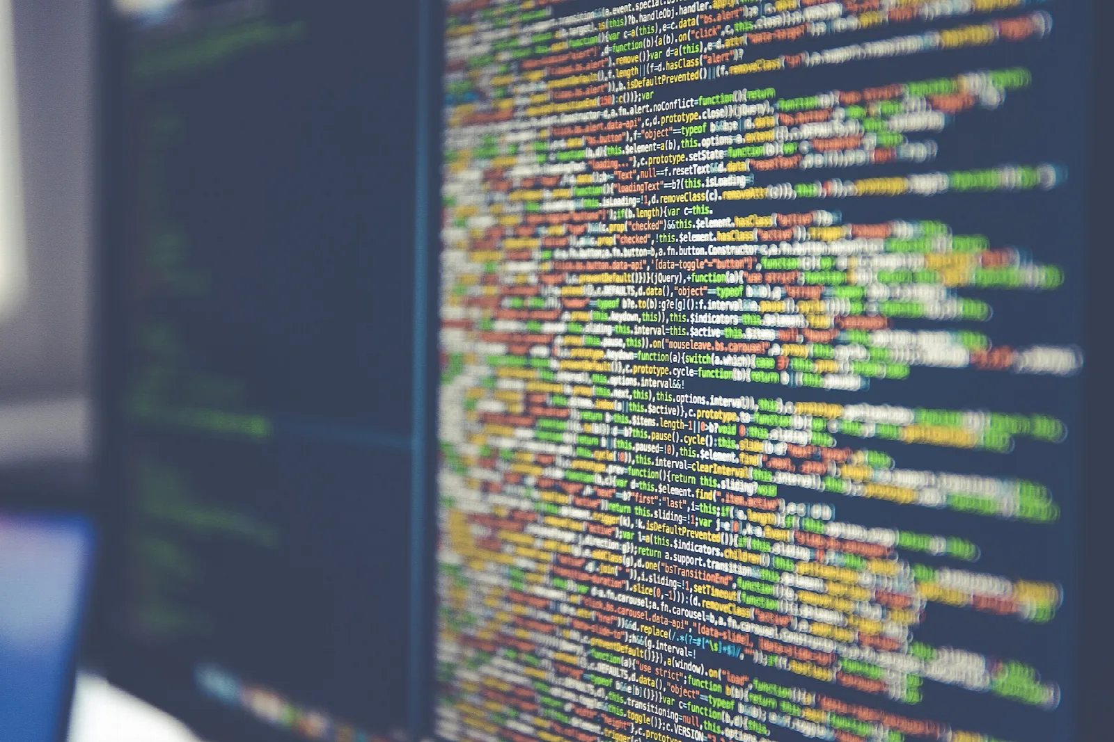 Kode program tampil di layar monitor komputer